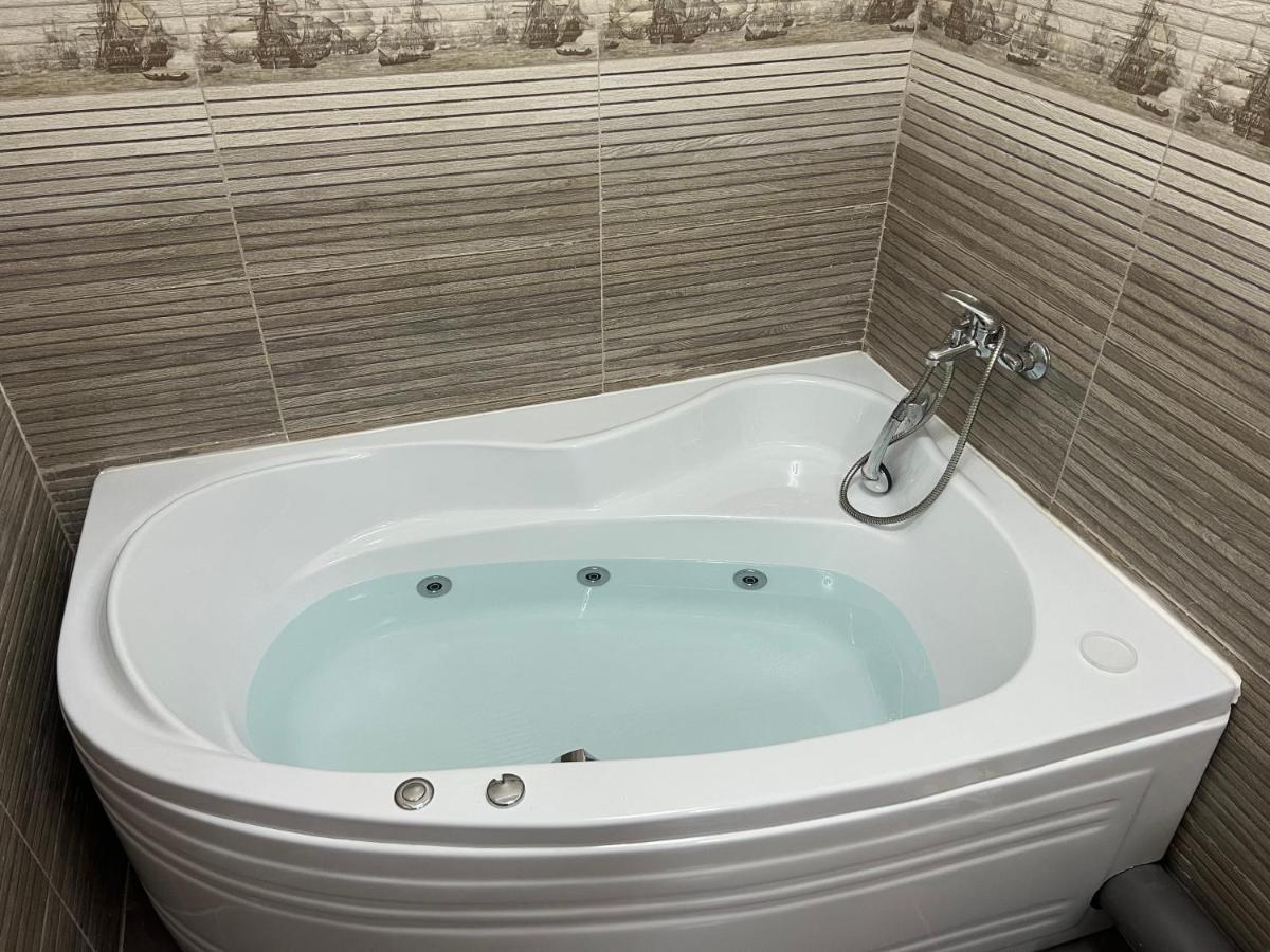 Lovely Flat With Bathtub 5 Mins From Center Крайова Екстериор снимка