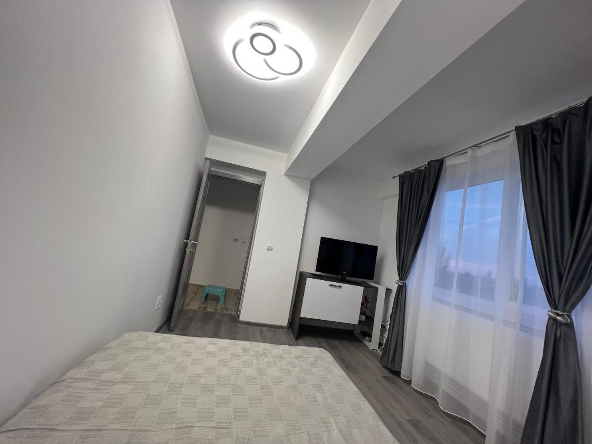 Lovely Flat With Bathtub 5 Mins From Center Крайова Екстериор снимка